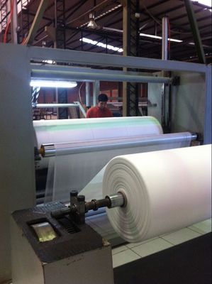 Κίνα Μη υφανθε'ν ύφασμα PP Spunbond που κατασκευάζει τη μηχανή για τις τσάντες ομάδας, υψηλή ταχύτητα προμηθευτής